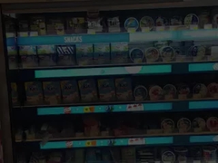 ストレッチシェルフLCDスクリーン