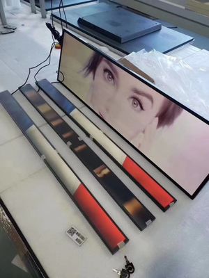 超広伸縮バー LCDディスプレイ 壁に設置された広告画面