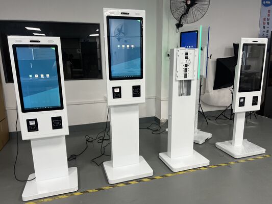 32インチ スマートセルフサービスキオスク クアッドコアコーテックス-A17と 350 Cd/m2 スーパーマーケットのチェックアウトのための明るさ